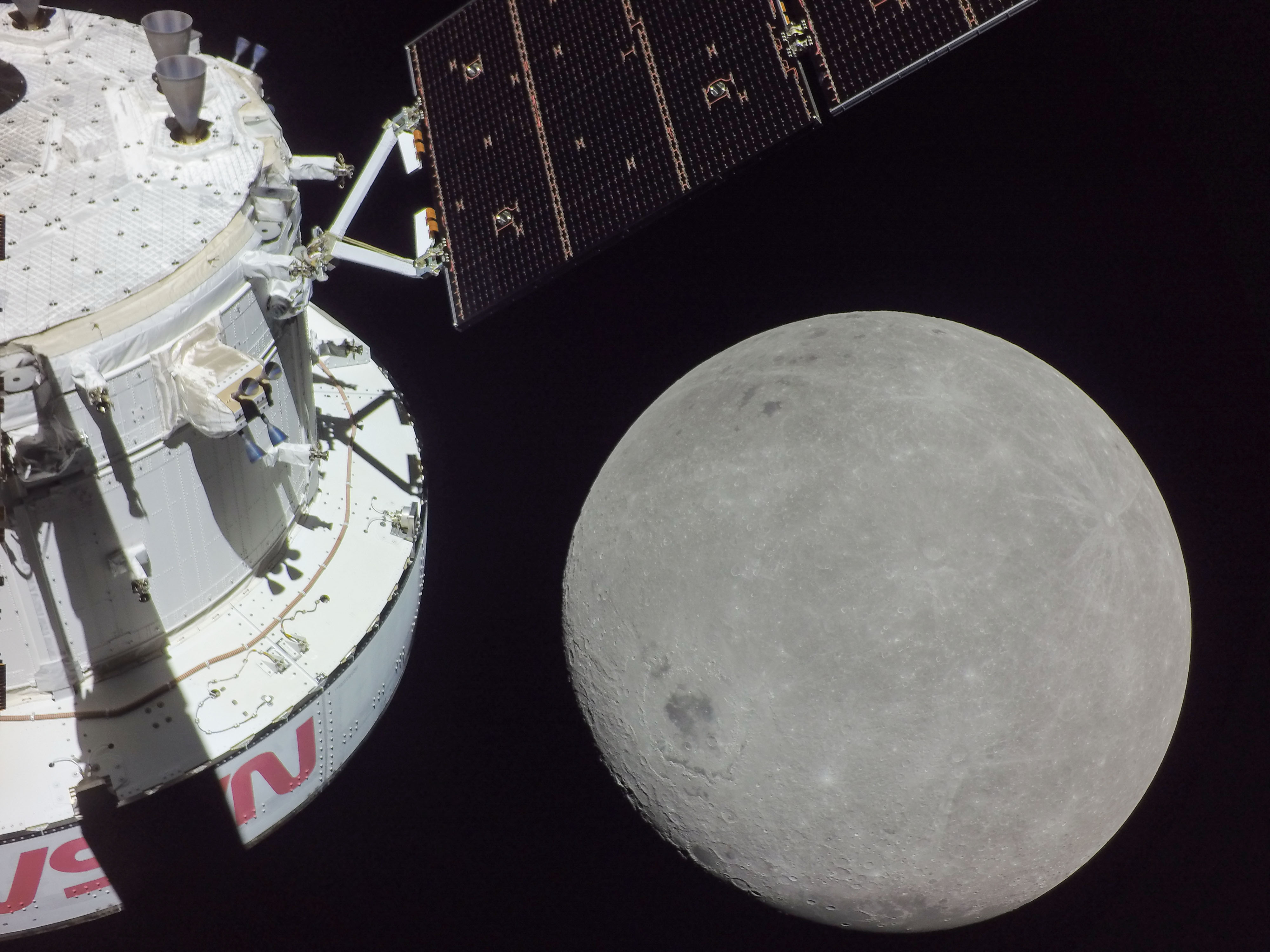 Orion capsule around the far side of the Moon on Artemis I