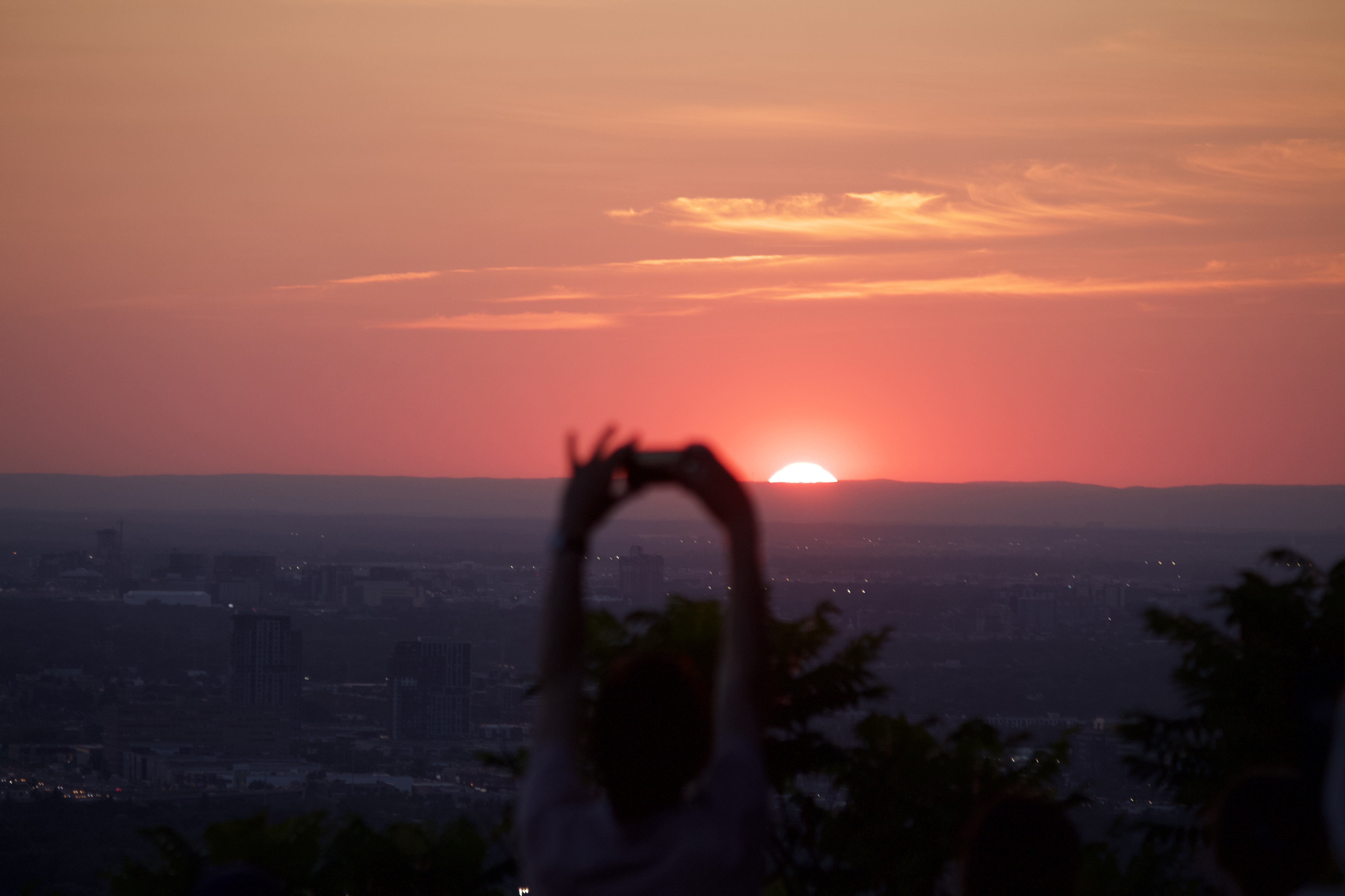 Sun setting on the horizon on Belvédère Outremont