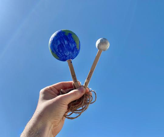 Maquette de la Terre et de la Lune