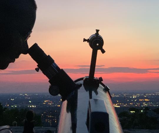 Enfant regardant à travers un télescope